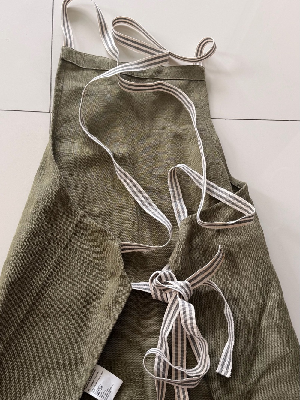 Crate&Barrel Oslo Cross Back Apron with pocket - Picture 6 of 9